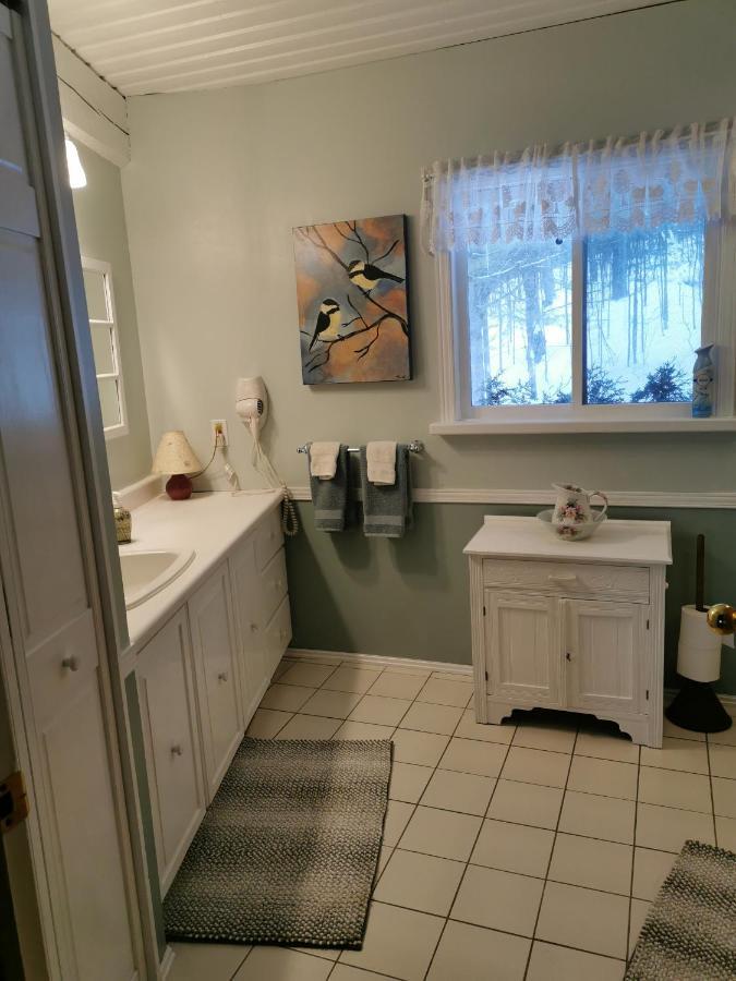 Stouffermill Bed & Breakfast Algonquin Highlands ภายนอก รูปภาพ