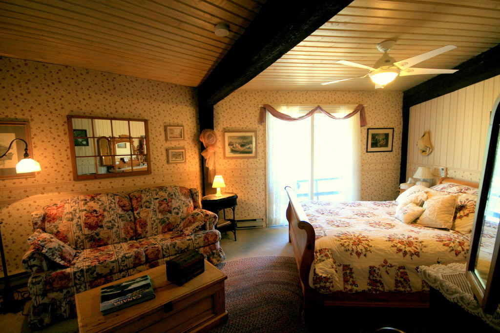 Stouffermill Bed & Breakfast Algonquin Highlands ภายนอก รูปภาพ