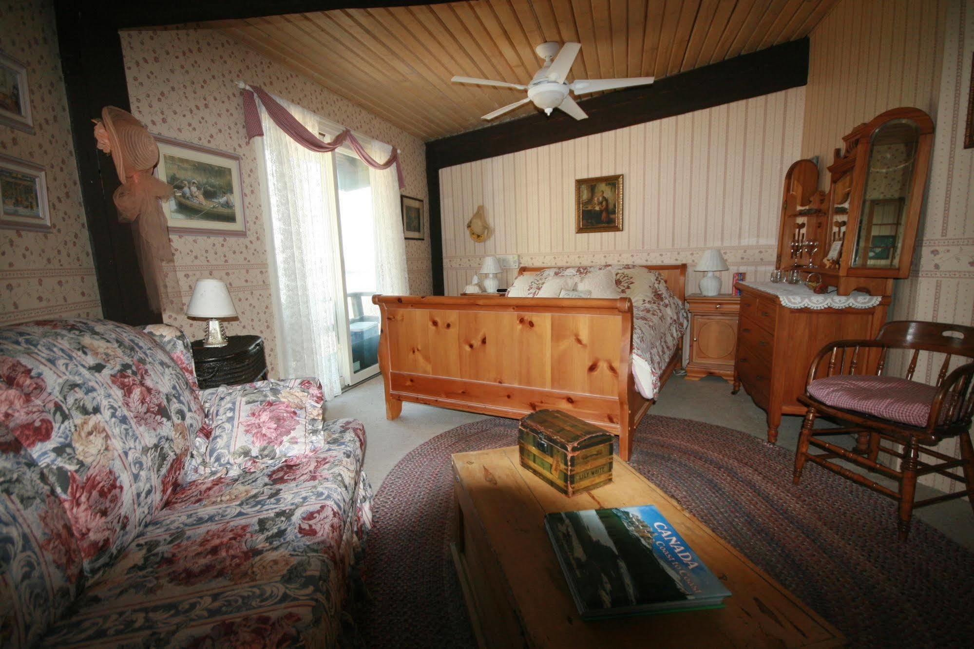 Stouffermill Bed & Breakfast Algonquin Highlands ภายนอก รูปภาพ