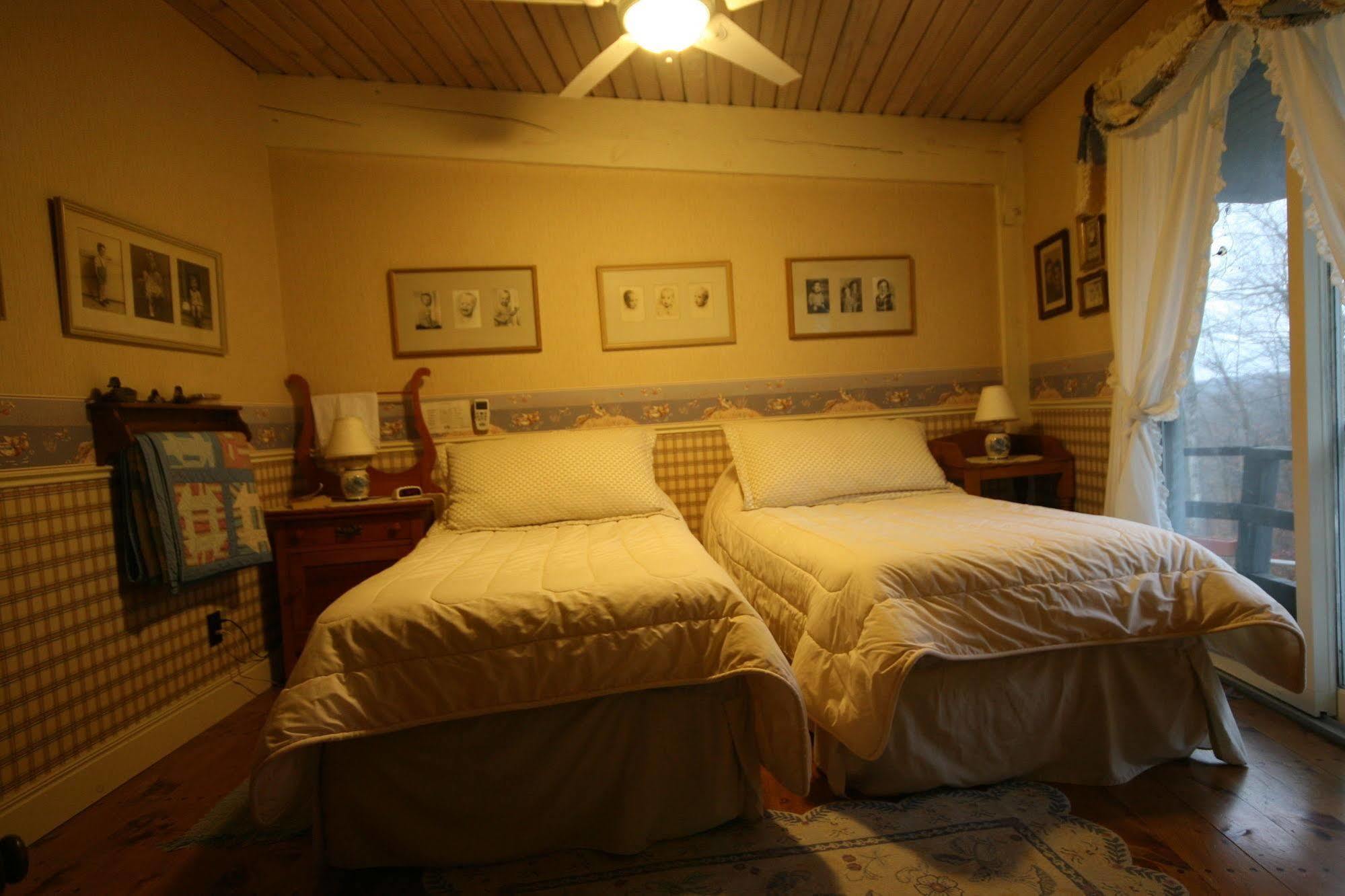 Stouffermill Bed & Breakfast Algonquin Highlands ภายนอก รูปภาพ