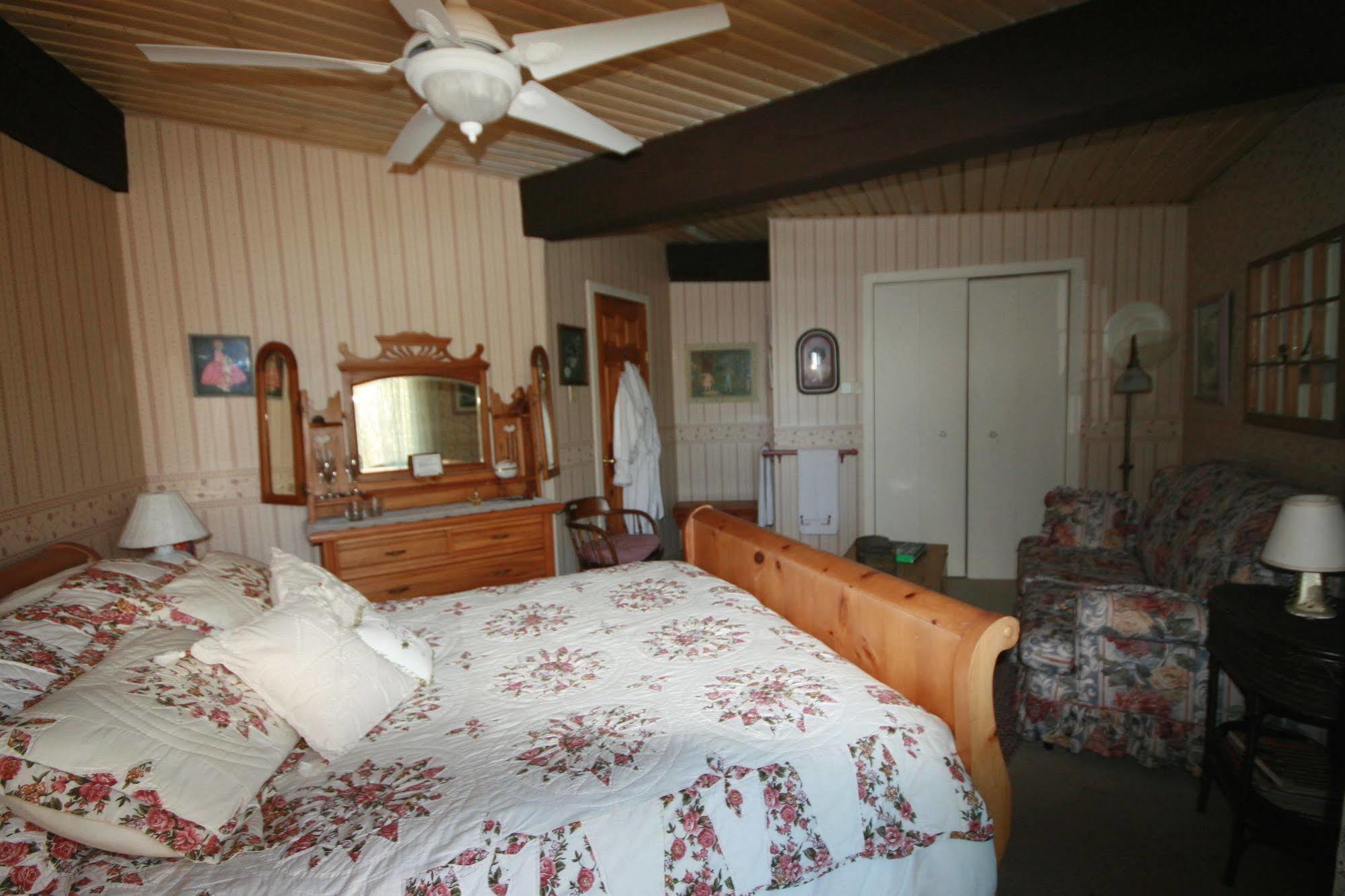 Stouffermill Bed & Breakfast Algonquin Highlands ภายนอก รูปภาพ