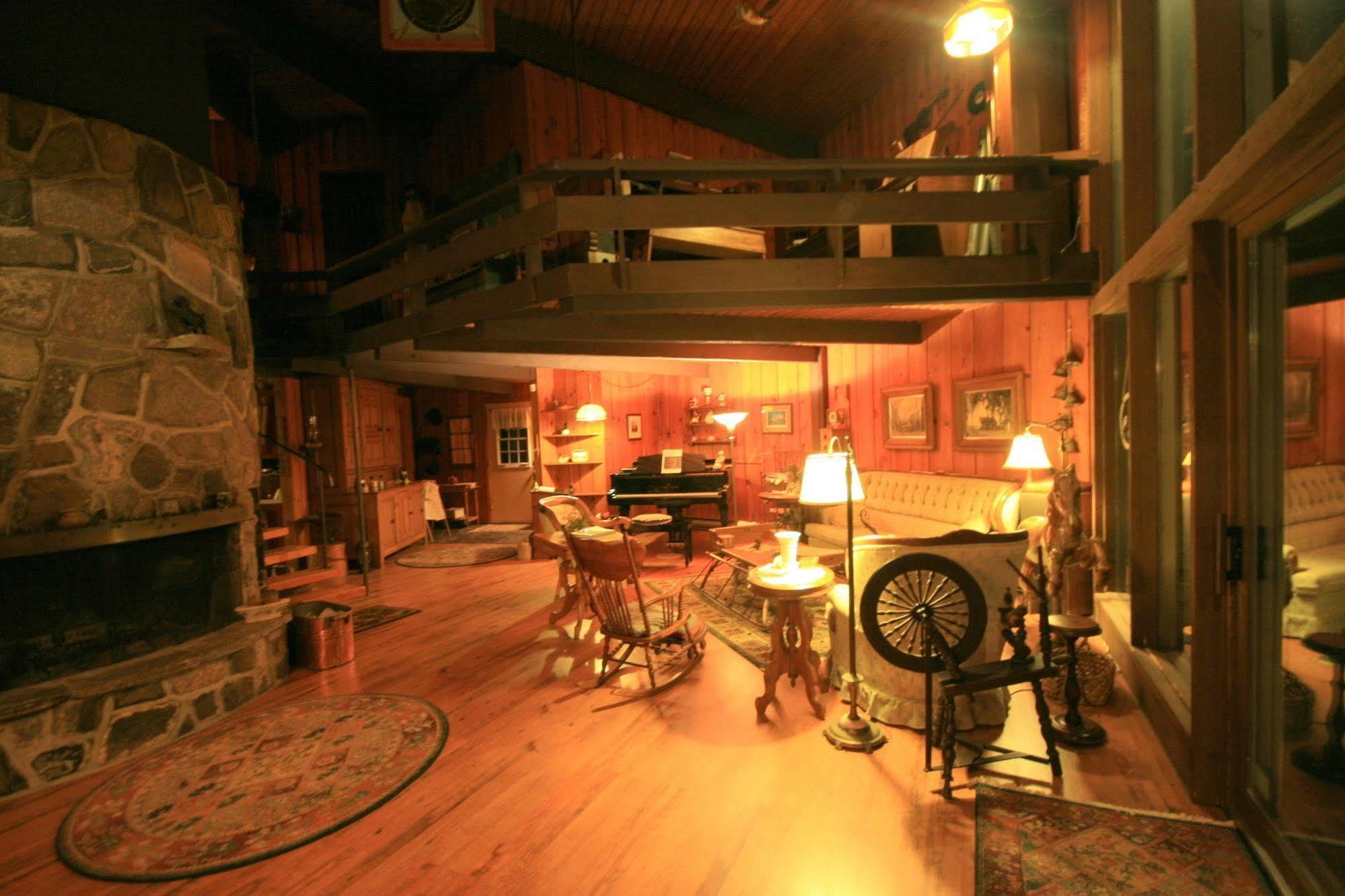 Stouffermill Bed & Breakfast Algonquin Highlands ภายนอก รูปภาพ